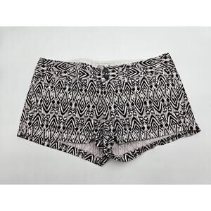 American Eagle Women's Size 6 Black and White Geometric Design Stretch Shorts